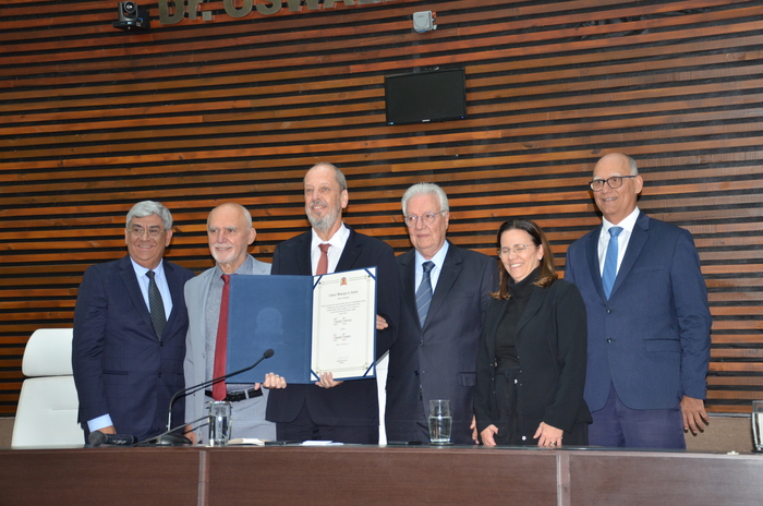 Sanovicz recebeu a honraria dos parlamentares presentes Sanovicz recebeu a honraria dos parlamentares presentes