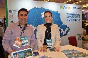 Fernando Lopes, do Tayaya Resort e Ana Paula Soliman, da secretaria de Turismo do Paraná