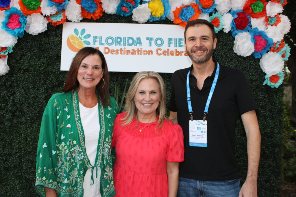 Dana Young, do Visit Florida, Casandra Matej, do Visit Orlando, e Denis Ribeiro, da Aviareps