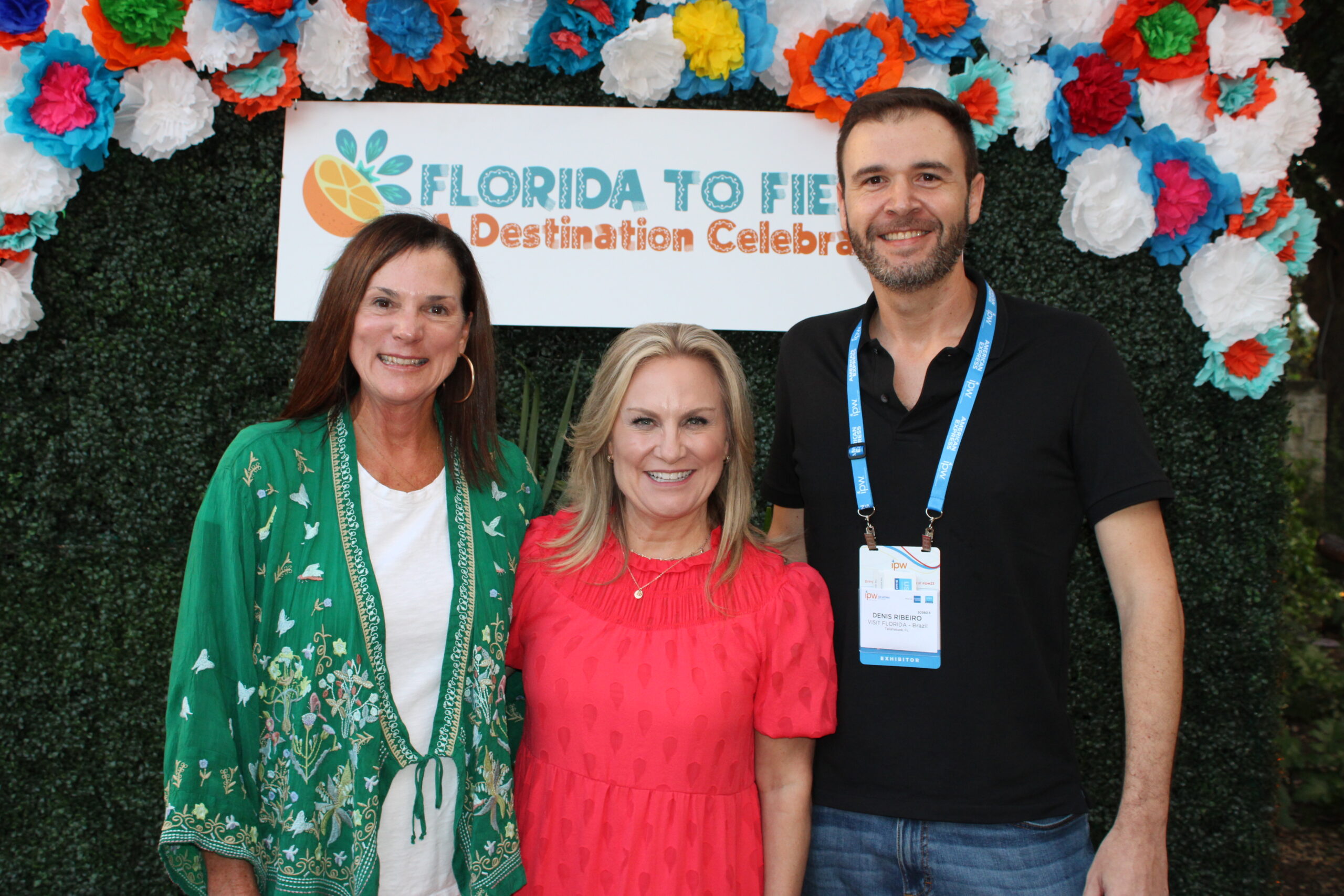 Dana Young, do Visit Florida, Casandra Matej, do Visit Orlando, e Denis Ribeiro, da Aviareps
