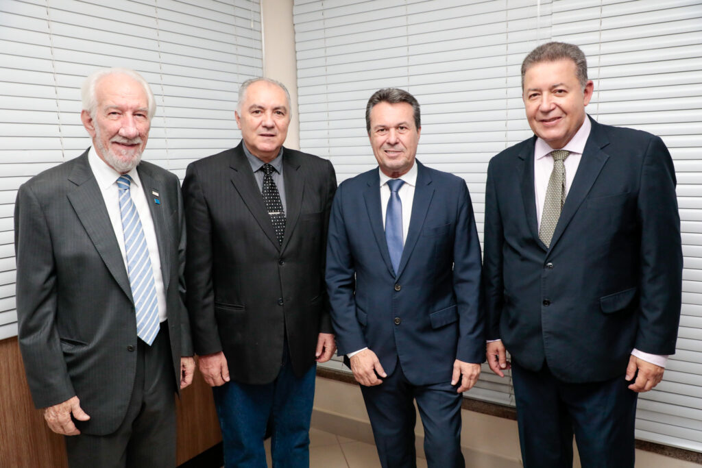 Darci Piana, vice-governador do Paraná, Evandro Novak, da Abrajet, Márcio Nunes, secretário de turismo do Estado do Paraná, e Alexandre Sampaio, da FBHA
