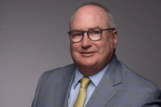 Dennis Quinn Senior Vice President Hotel Commercia Vai e Vem