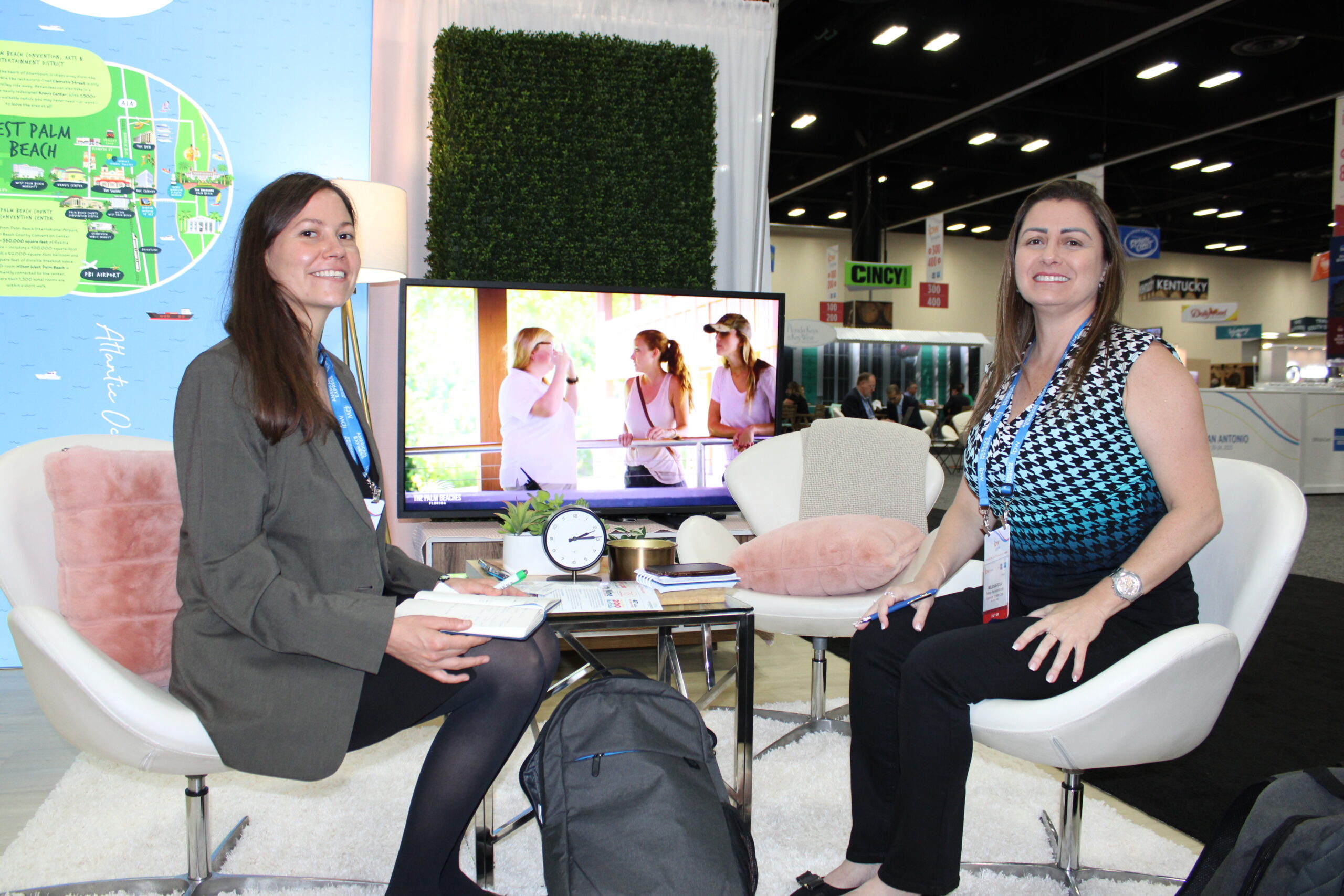 Diana Diaz, do Discover Palm Beaches, e Melissa Rosa, da Interep Diana Diaz, do Discover Palm Beaches, e Melissa Rosa, da Interep