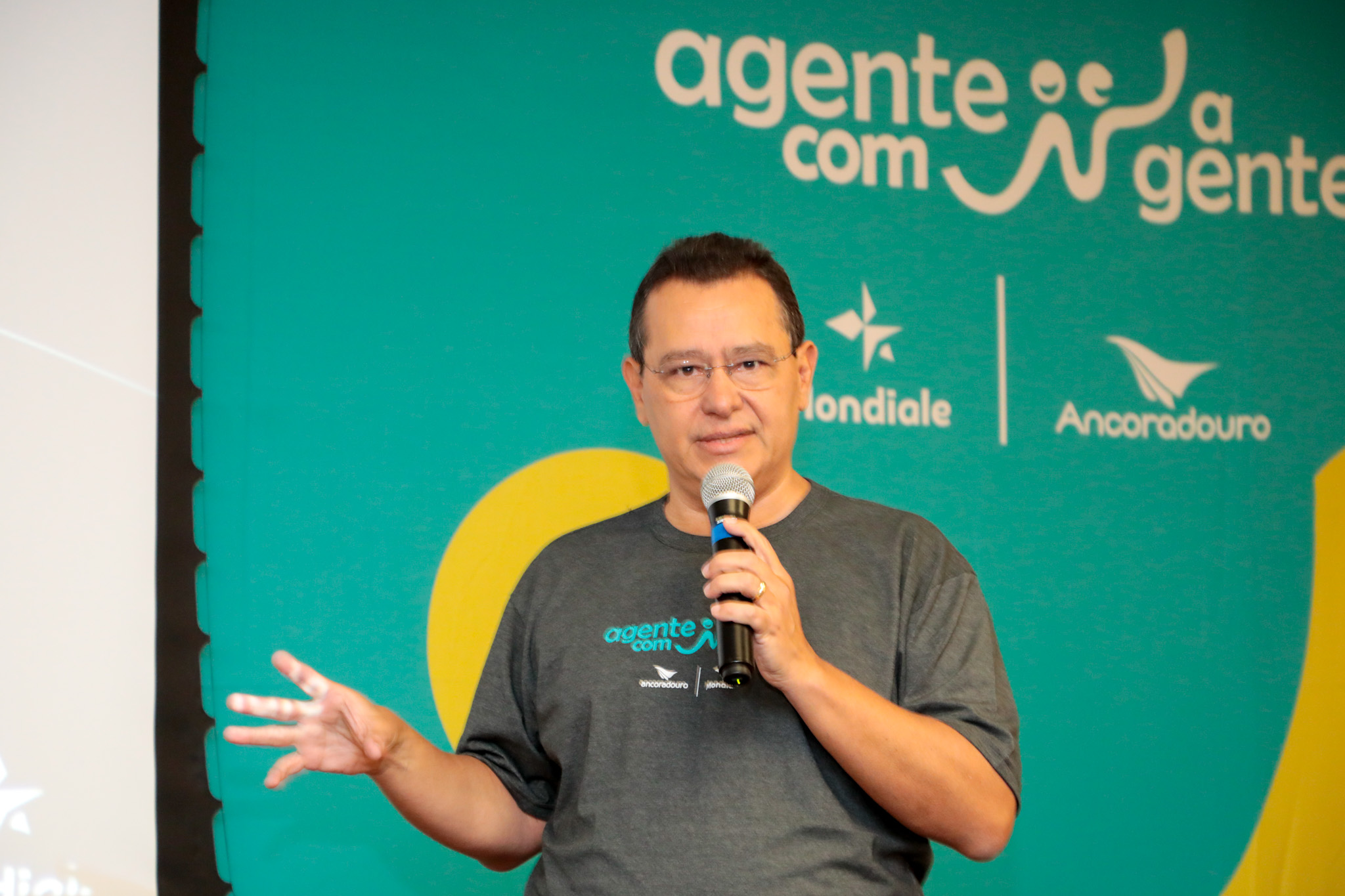 Édson Ruy, durante apresentação do Agente com A Gente Édson Ruy, durante apresentação do Agente com A Gente