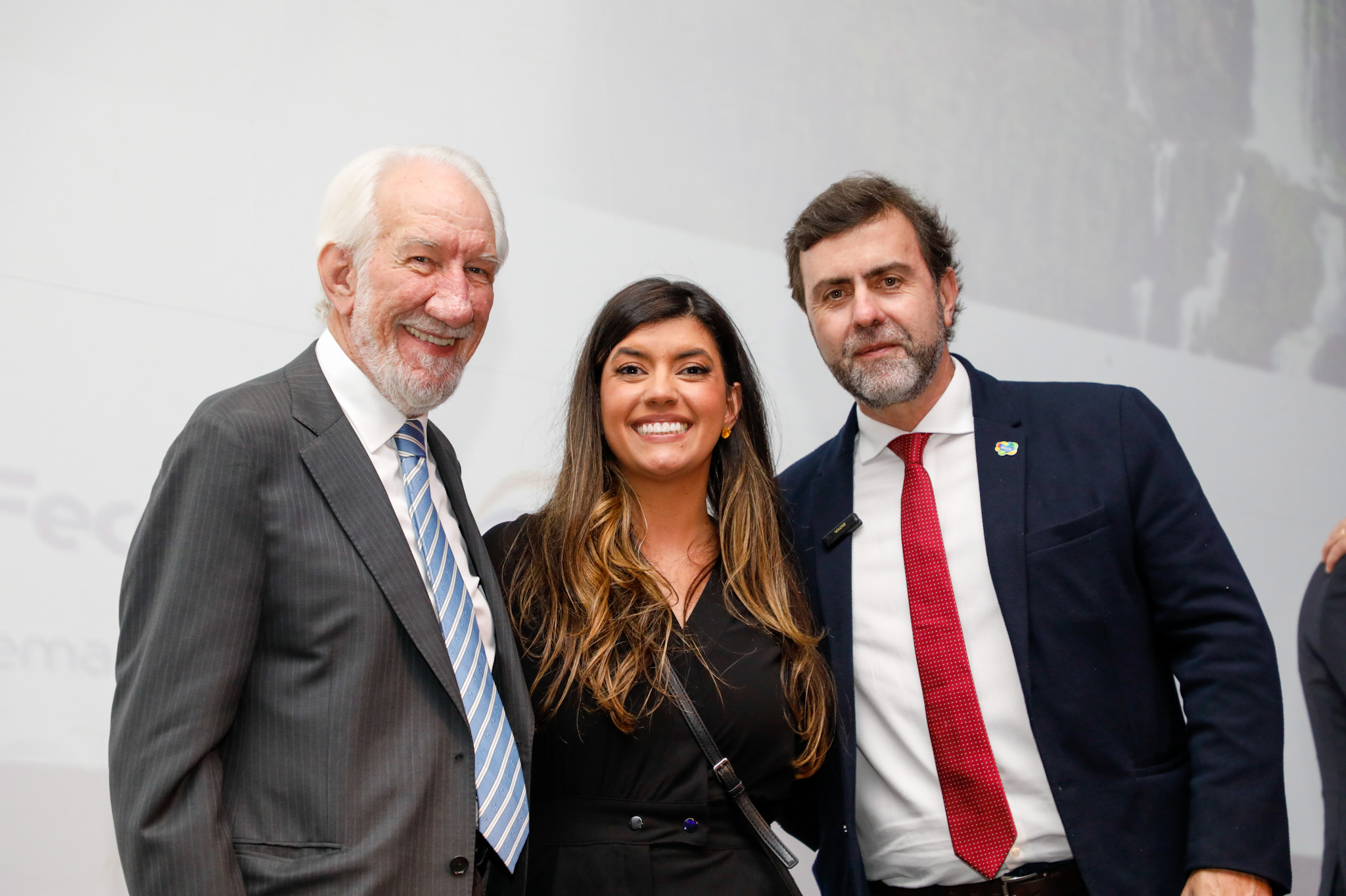 Elaine da Luz, coordenadora de Turismo do Paraná, entre Darci Piana, vice-governador do Paraná, e Marcelo Freixo, presidente da Embratur Elaine da Luz, coordenadora de Turismo do Paraná, entre Darci Piana, vice-governador do Paraná, e Marcelo Freixo, presidente da Embratur