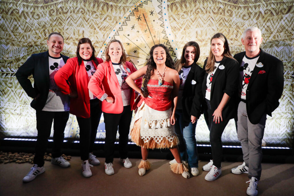 Equipe da Disney com a Moana