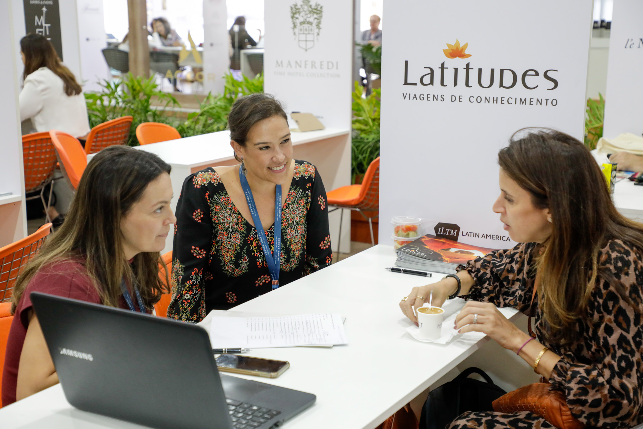 Equipe da empresa Latitudes durante atendimento na ILTM Latin America Equipe da empresa Latitudes durante atendimento na ILTM Latin America