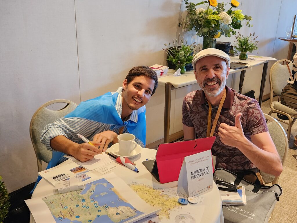 FacundoSirimarco, executivo da MTViajesARG, e Philippe Bonfiglio, Vndas e Marketing da Avignon Turisme