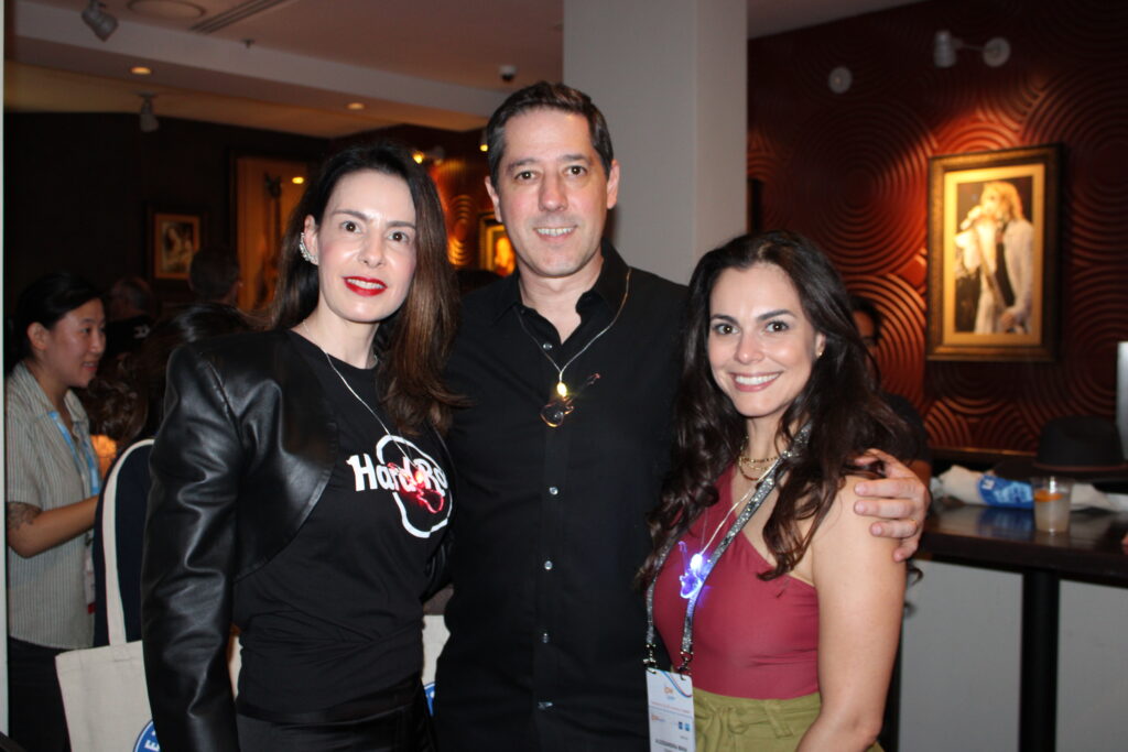 Fernanda Lemos, da Hard Hotels, Marcos Barros, da Universal, e Alessandra Maia, da Hotelbeds