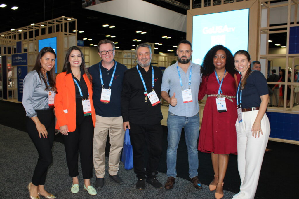 Fernanda Paranhos, da CVC, Thalita Pinheiro, Leonardo Segantin, Renato Ferreira e Tadeu Mangrich, da EZLink, Vilmara Souza, da Agaxtur