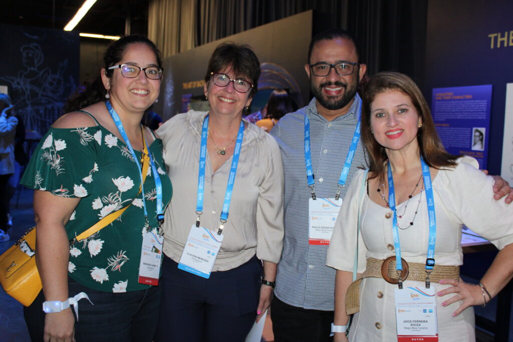 Fernanda Vanetta e Claudia Menezes, da Go Pegasus, com Paulo e Joice Souza, da Magic Blue