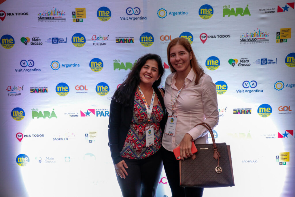 Greice Ribeiro, da RGL Turismo, e Karina de Lima Silva, da Kia Travel Bosque Maia