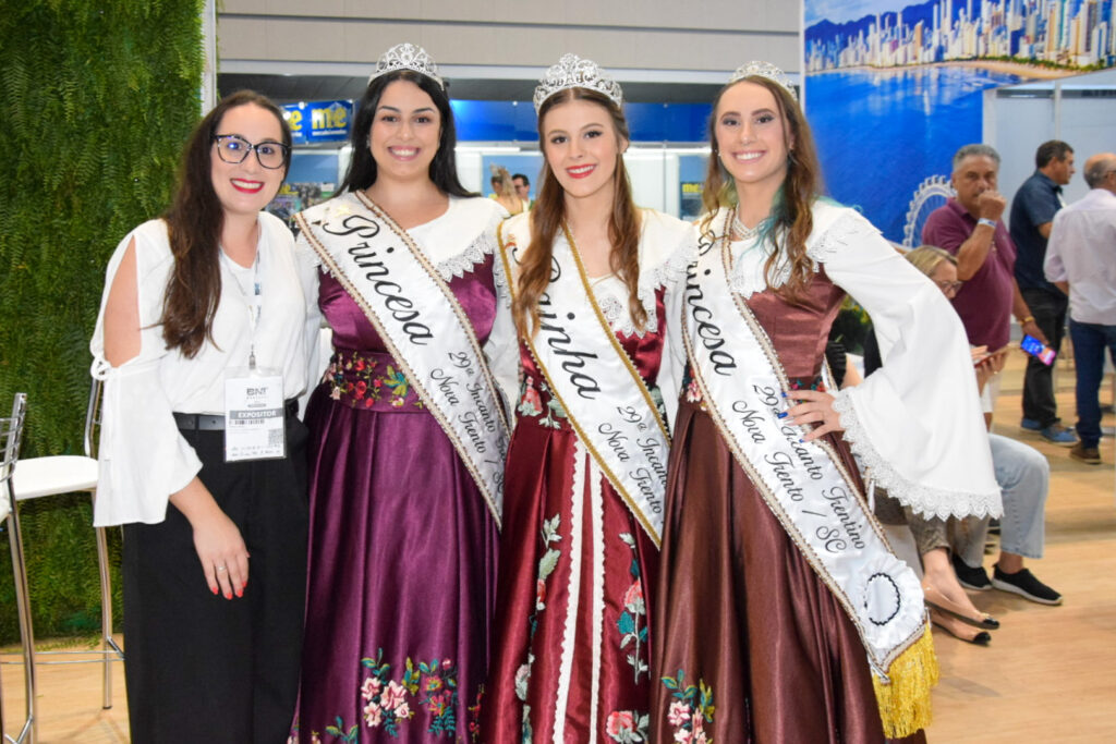 Debora Matté, da Sectur de Nova Trento com as vencedoras do concurso de rainha da cidade