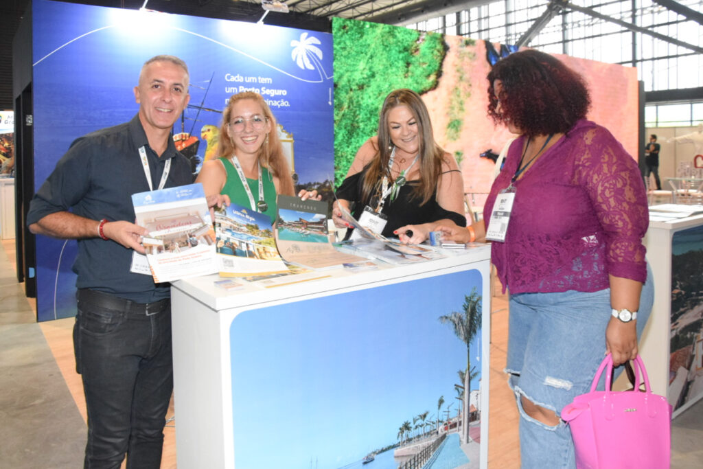 Luciano Bernardo, Amanda Azevedo, Daiane Silva, apresentando os atrativos de Porto Seguro para a agente Kelen Souza