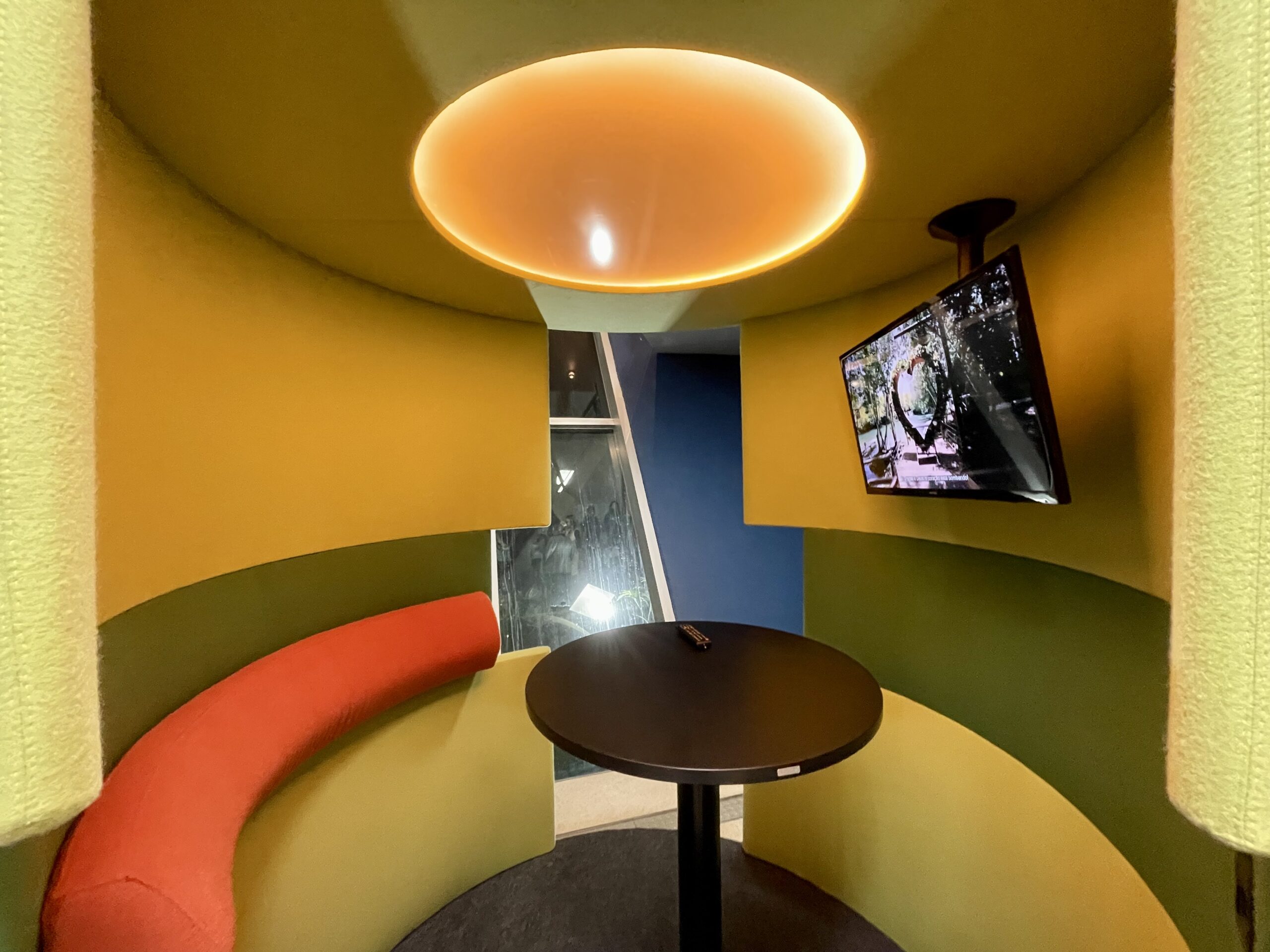 Sala de isolamento acústico, para absorção do conteúdo veiculado na televisão, sem que o ruído externo atrapalhe Sala de isolamento acústico, para absorção do conteúdo veiculado na televisão, sem que o ruído externo atrapalhe