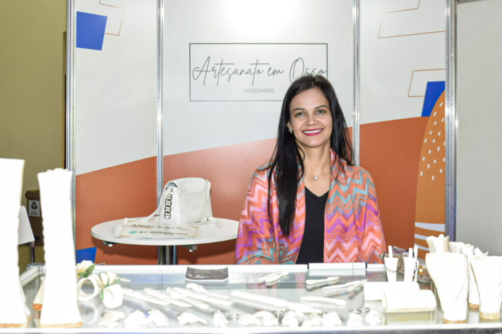 Fernanda Pinheiro, representando a empresa Artesanato em Osso