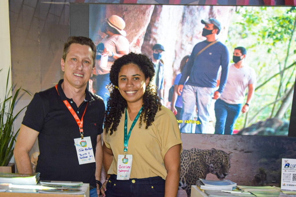 João Henrique, da Bonito e Pantanal Sul com Cristiane, representando atrativos de Bodoquena