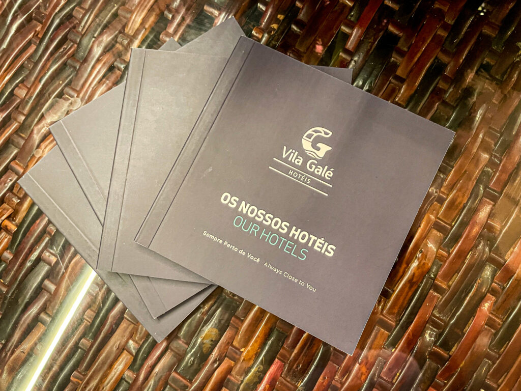 Material de divulgação da rede Vila Galé, disposto para conhecimento dos hóspedes