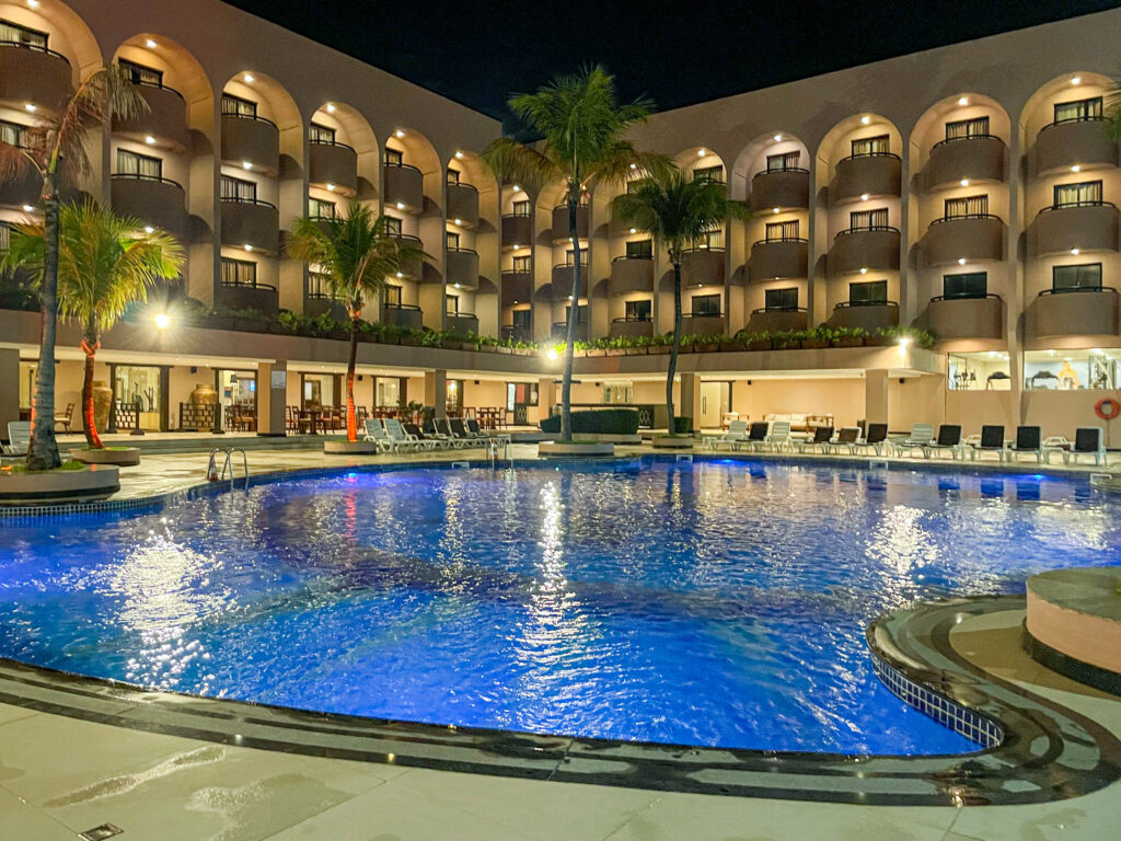 Piscina do  Vila Galé Fortaleza à noite