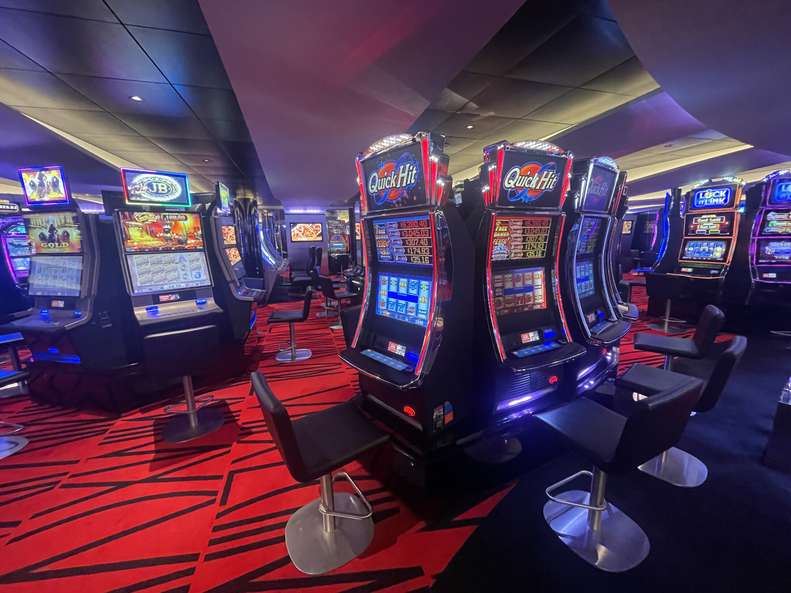 Além dos slots, o cassino conta com mesa de poker, blackjack, roleta e mais Além dos slots, o cassino conta com mesa de poker, blackjack, roleta e mais