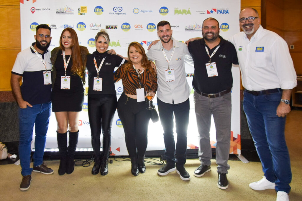 Equipe da ViagensPromo, ETS e Promo com a agente de viagens Solange Vaz