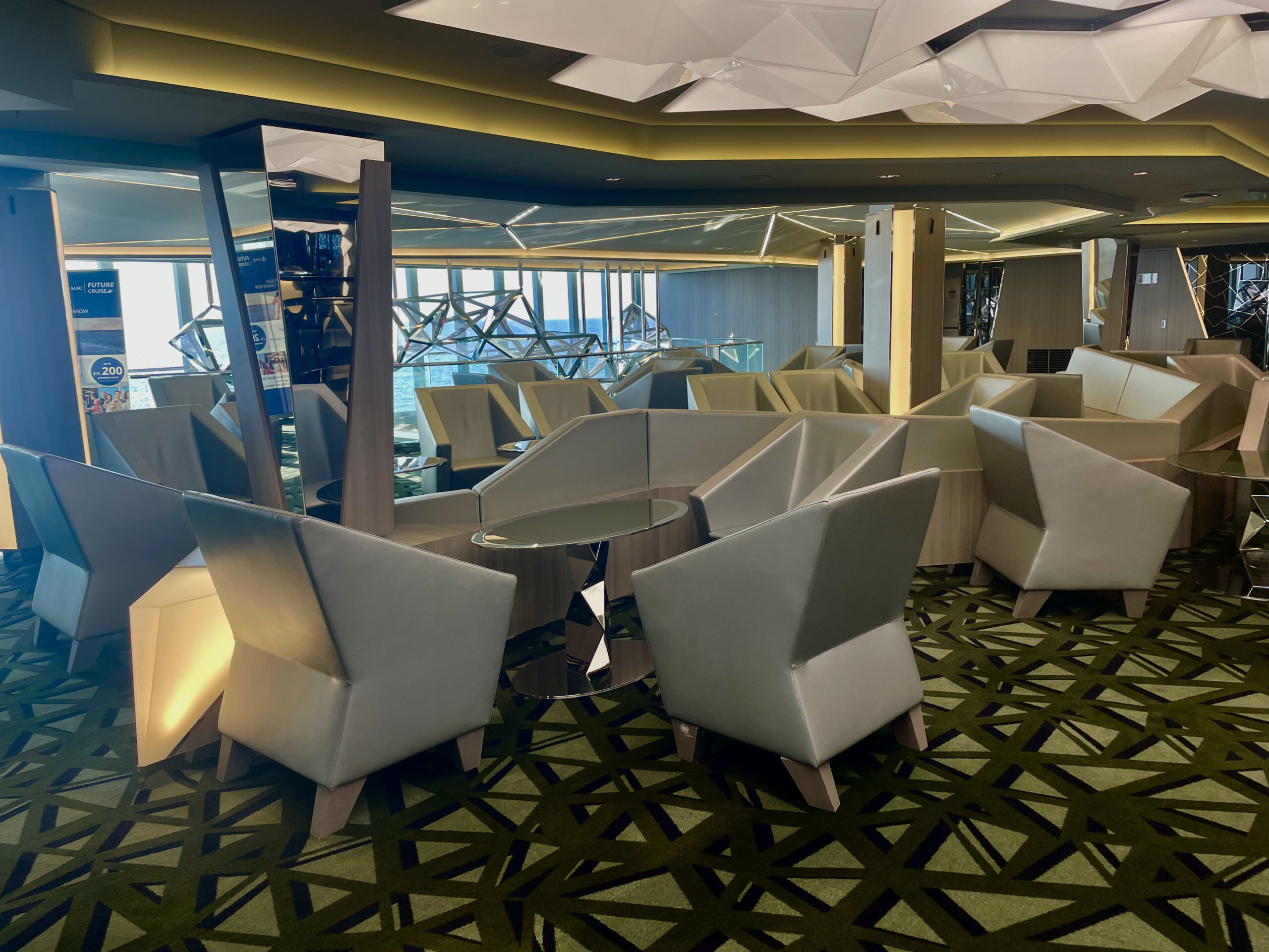 O Champagne Bar é um dos pontos mais requintados do navio, oferecendo rotulo como Veuve Clicquot O Champagne Bar é um dos pontos mais requintados do navio, oferecendo rotulo como Veuve Clicquot