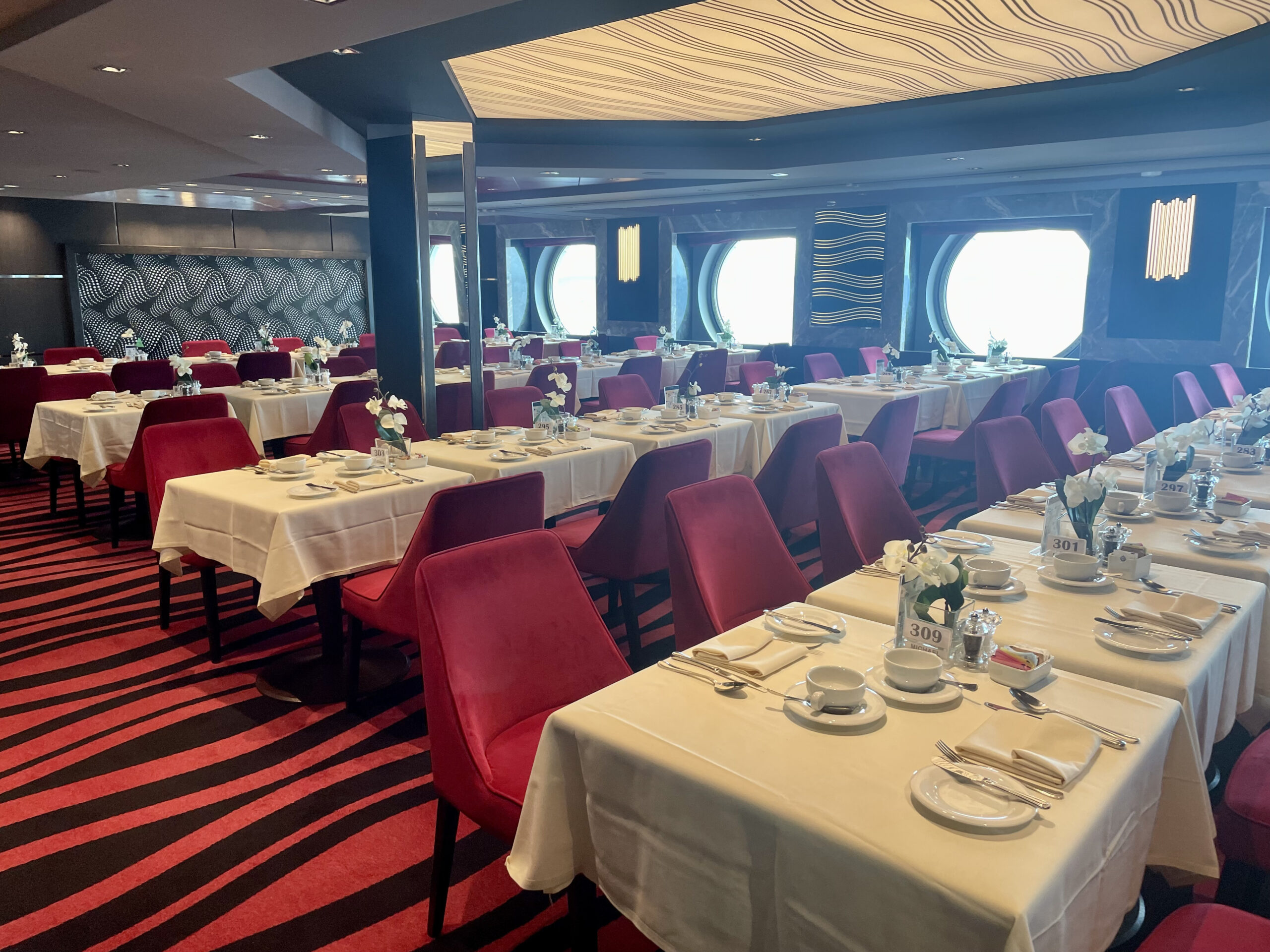 Os hóspedes podem optar por realizar as refeições no restaurantes gerais, o market place (buffet) ou os de especialidade Os hóspedes podem optar por realizar as refeições no restaurantes gerais, o market place (buffet) ou os de especialidade