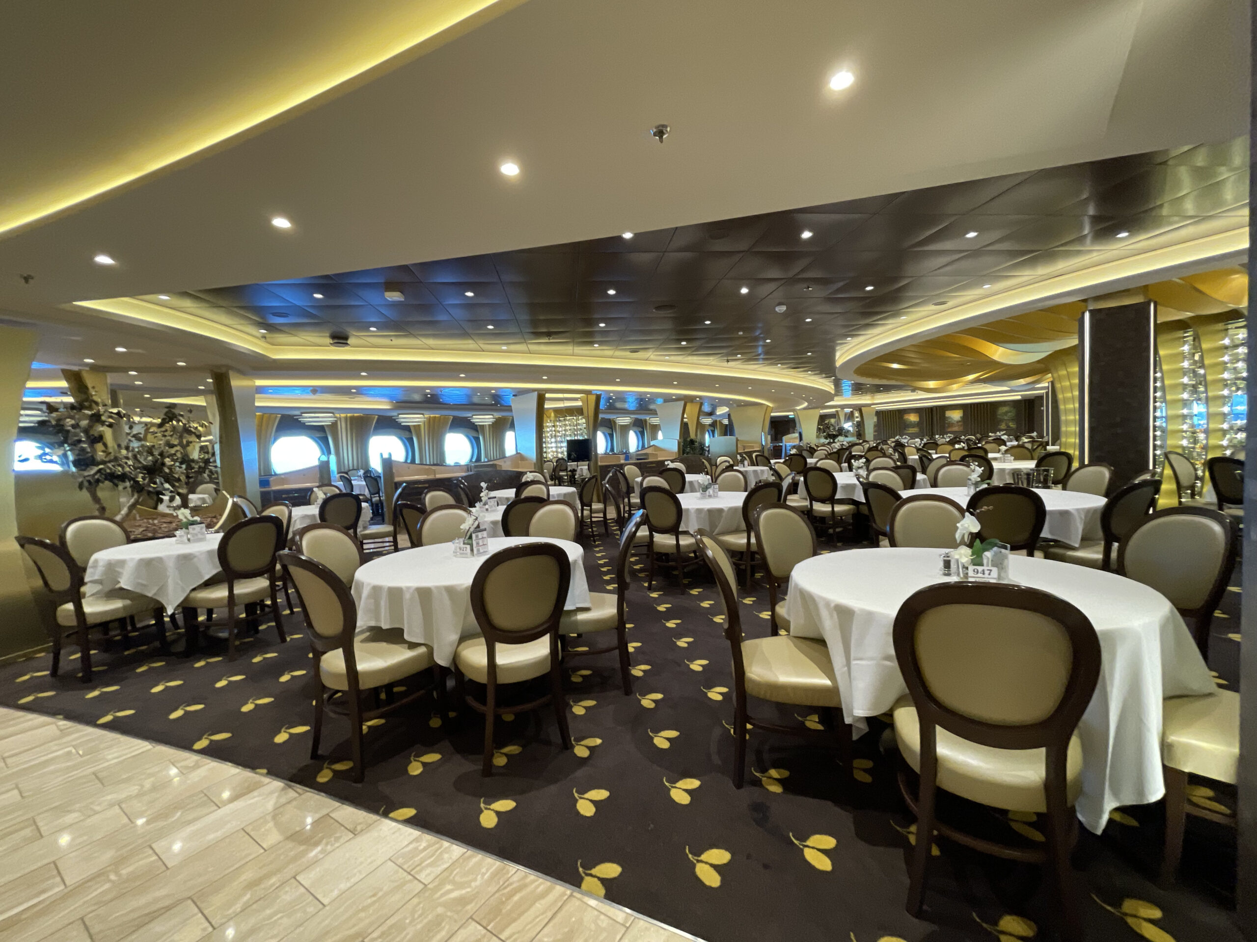 Ao total, o navio conta com 12 restaurantes Ao total, o navio conta com 12 restaurantes