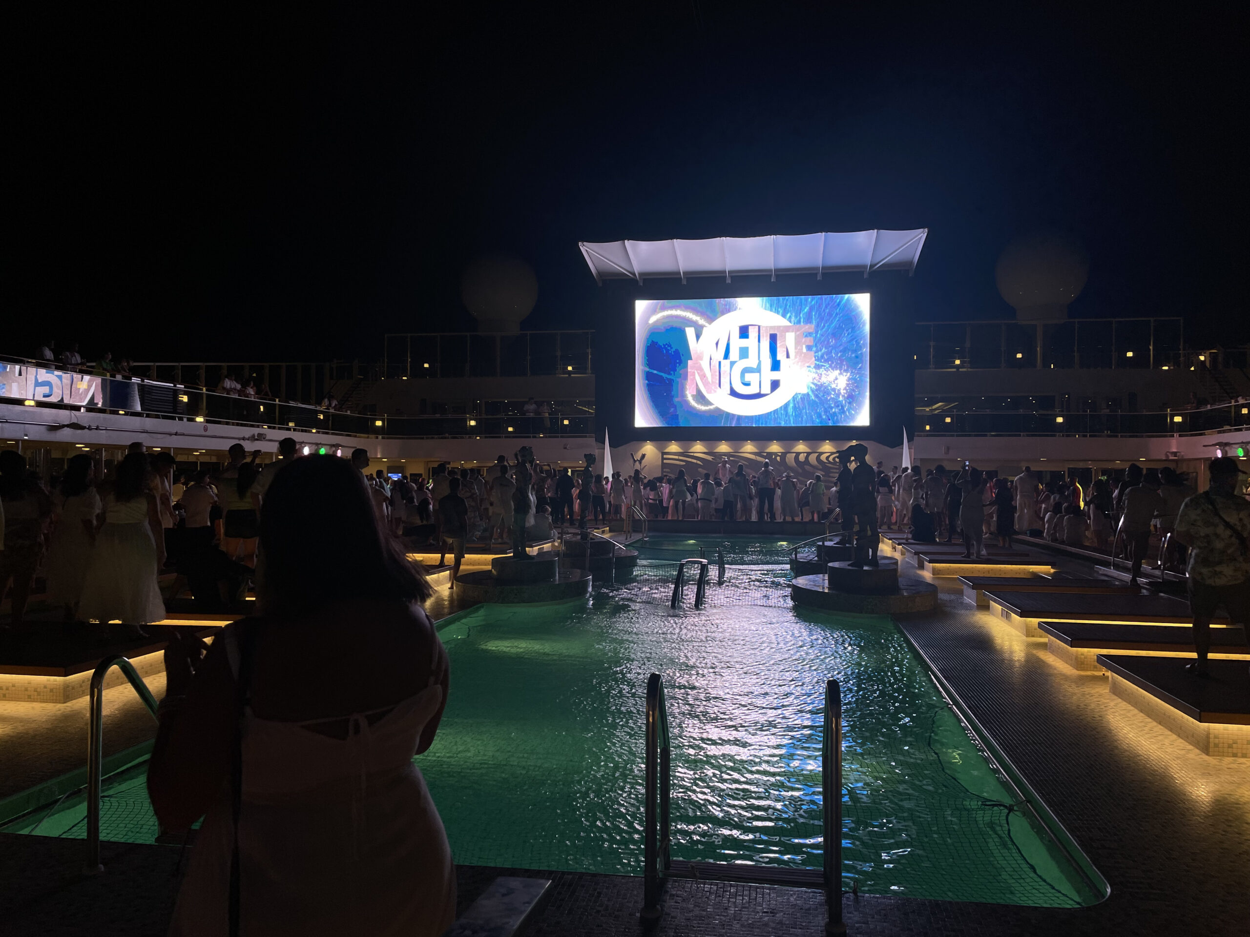 A noite, há festas espalhadas por todo o navio A noite, há festas espalhadas por todo o navio