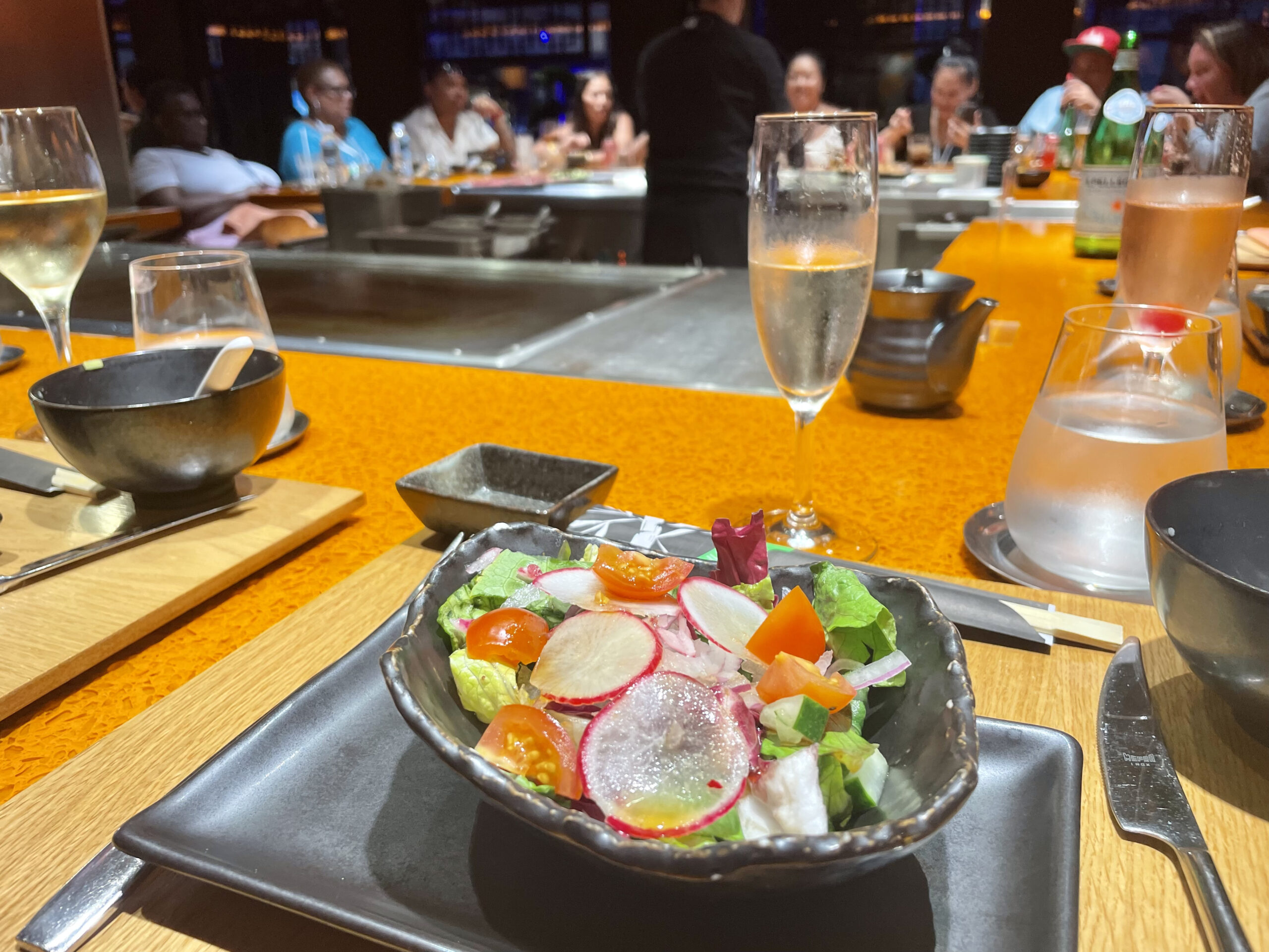 O Teppaniyaki é um dos principais restaurantes de especialidade da classe O Teppaniyaki é um dos principais restaurantes de especialidade da classe