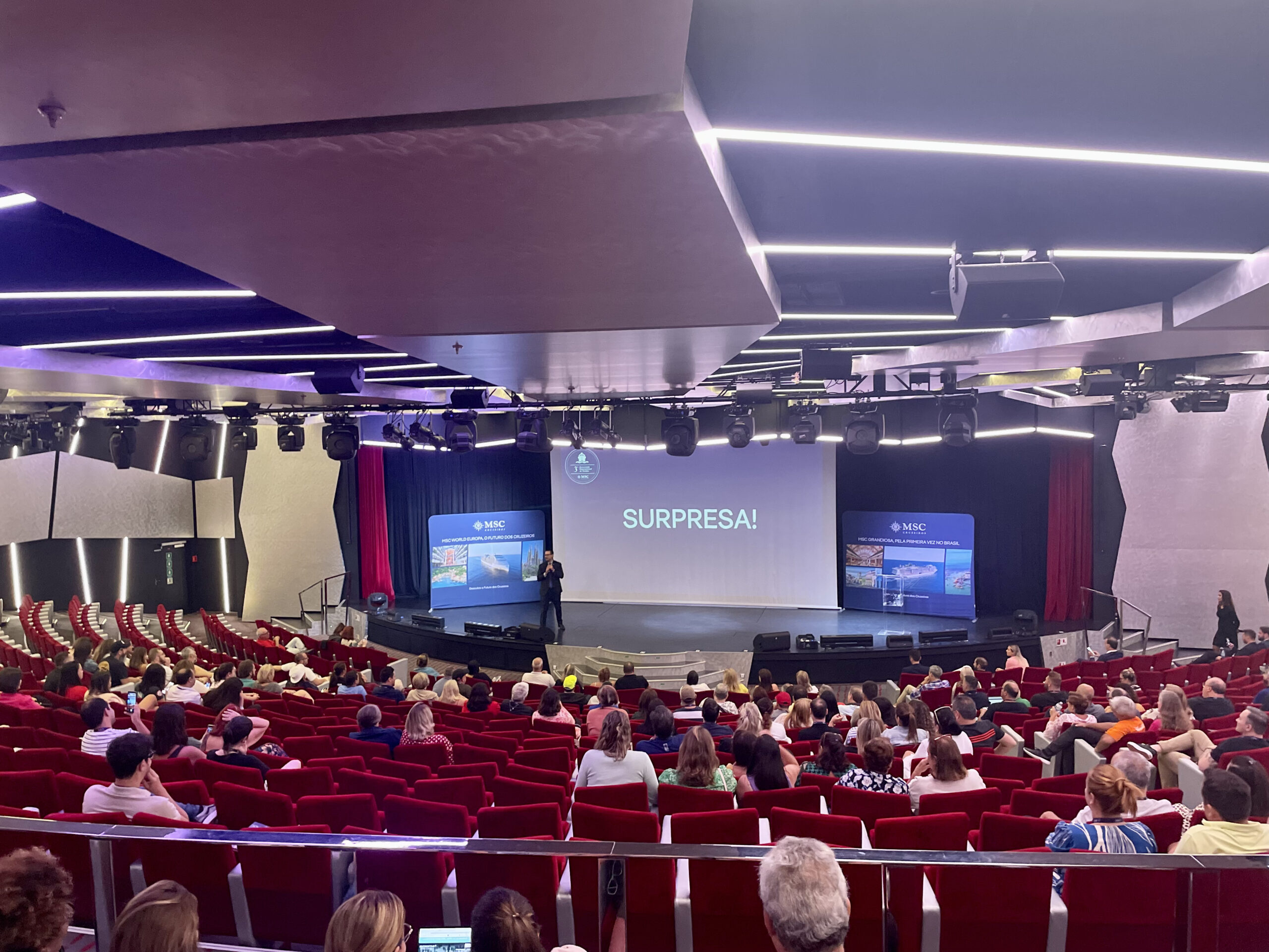 O teatro tem capacidade para 985 pessoas O teatro tem capacidade para 985 pessoas