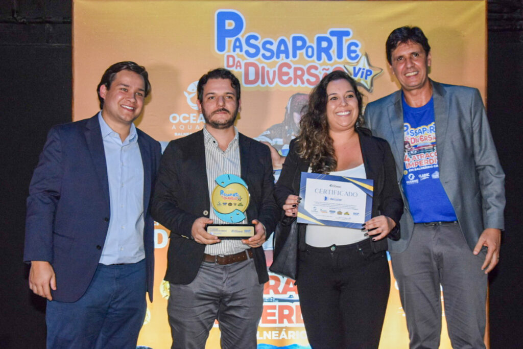 Representantes da Decolar, vencedores na categoria Agência de Viagens Online