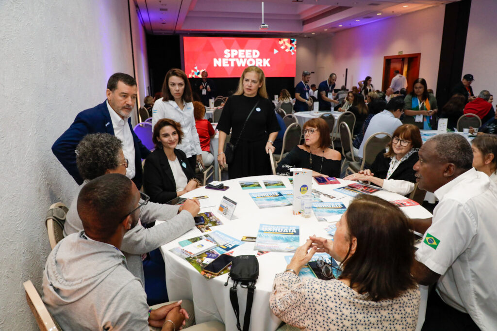 Ivan Cadahia, e Sonaira Zanella, da Aerolineas Argentinas, Paula Fariña, e Nathalia Pisoni, da Inprotur