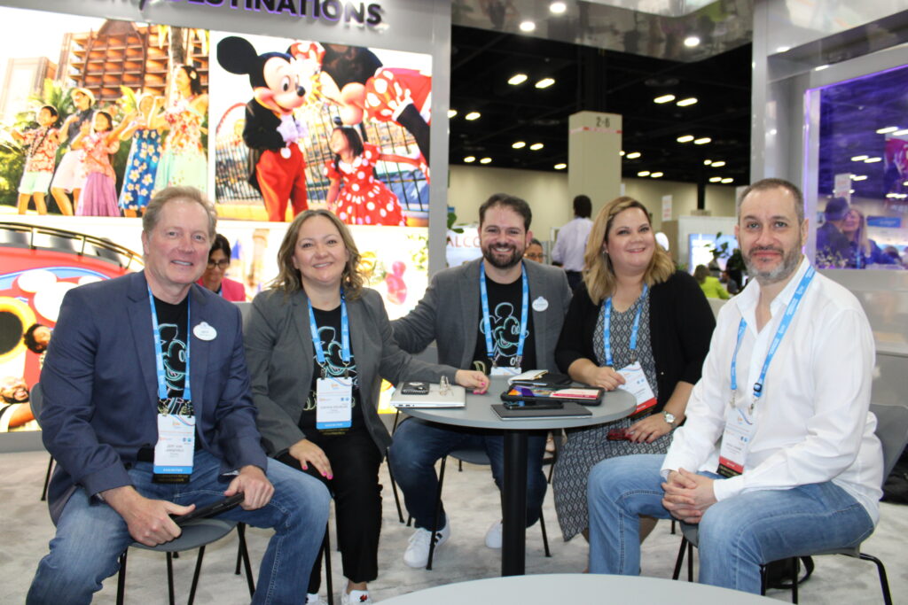 Jeff van Langeveld, Cinthia Douglas e Alejandro Flores, da Disney, com Gabriela Guerra e Rafael Durand, da PriceTravel