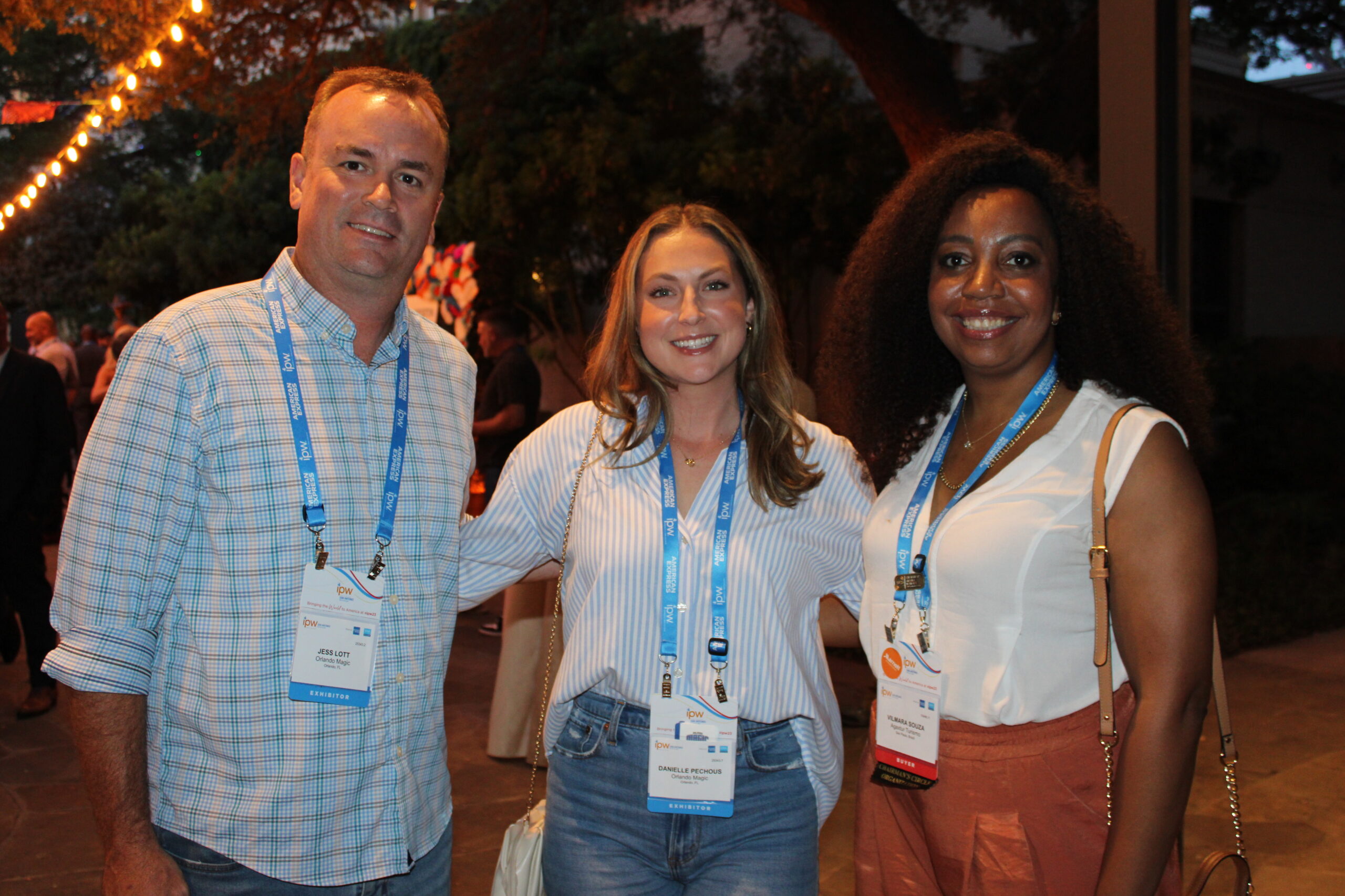 Jess Lott e Dani Pechous, do Orlando Magic, com Vilmara Souza, da Agaxtur