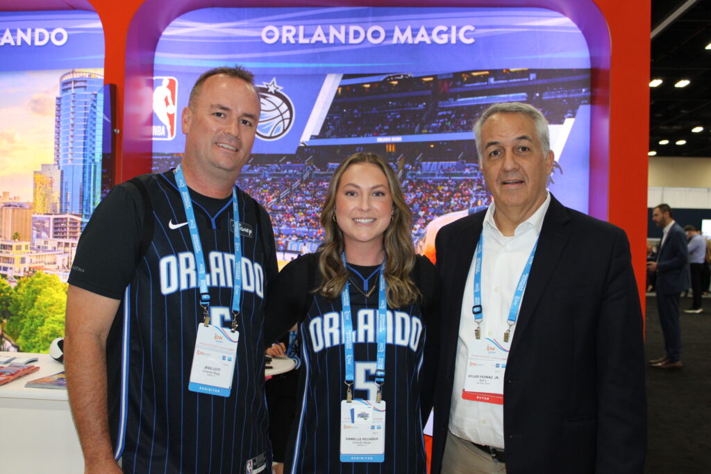 Jess Lott e Danielle Pechous, do Orlando Magic, com Sylvio Ferraz, da BeFly