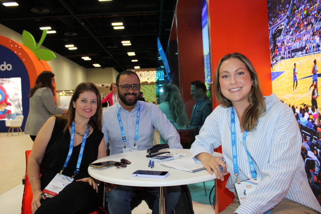 Joice e Paulo Souza, da Magic Blue, com Dani Pechous, do Orlando Magic