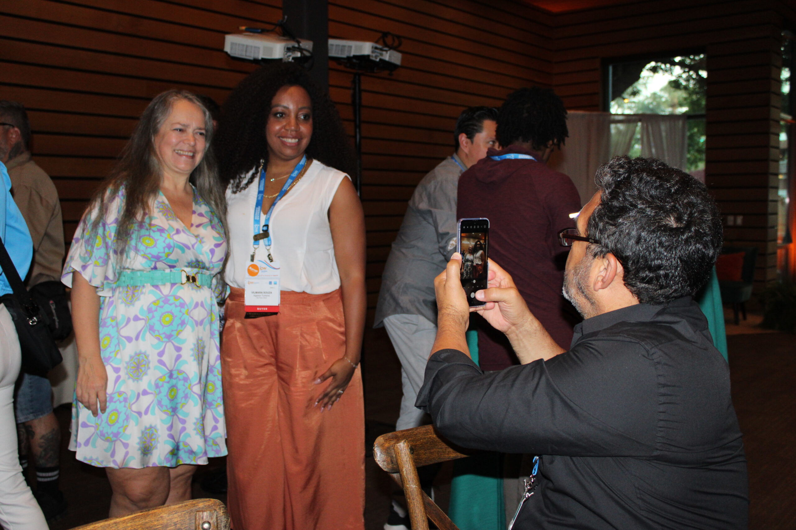 Jorge Souza, da Orinter, tira a foto de Ana Flavia Medina, de Kissimmee, e Vilmara Souza, da Agaxtur