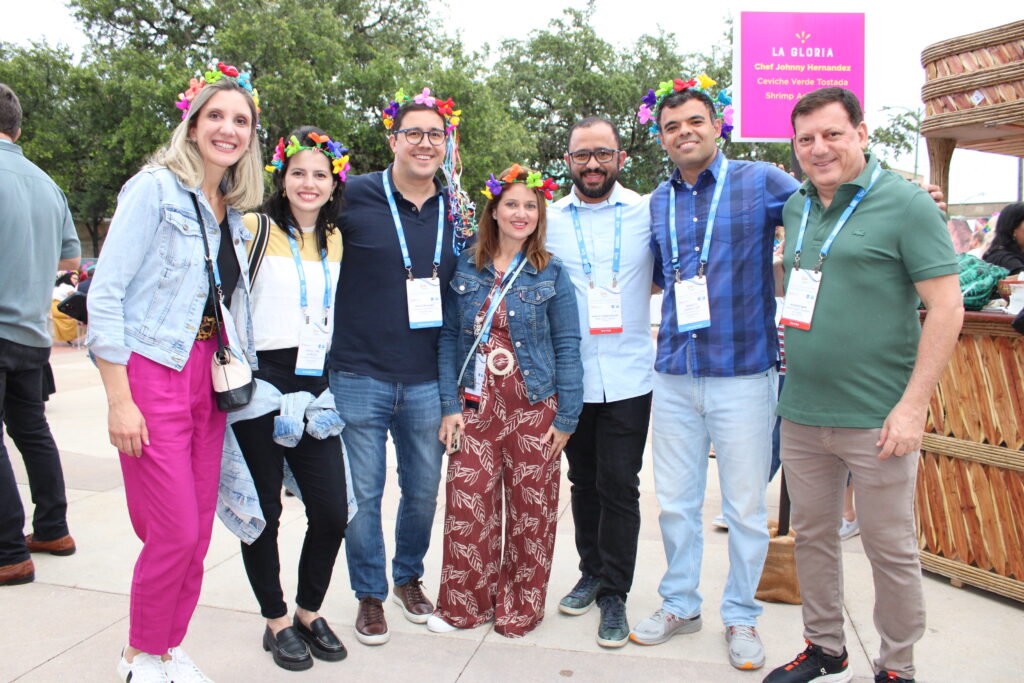 Juliana Baraldi, Caroll Almeida e Martin Diniz, da Universal, Joice Ferreira e Paulo Souza, da Magic Blue, Renato Gonçalves, da Universal, e Rogerio Mari, da Virazom Viagens