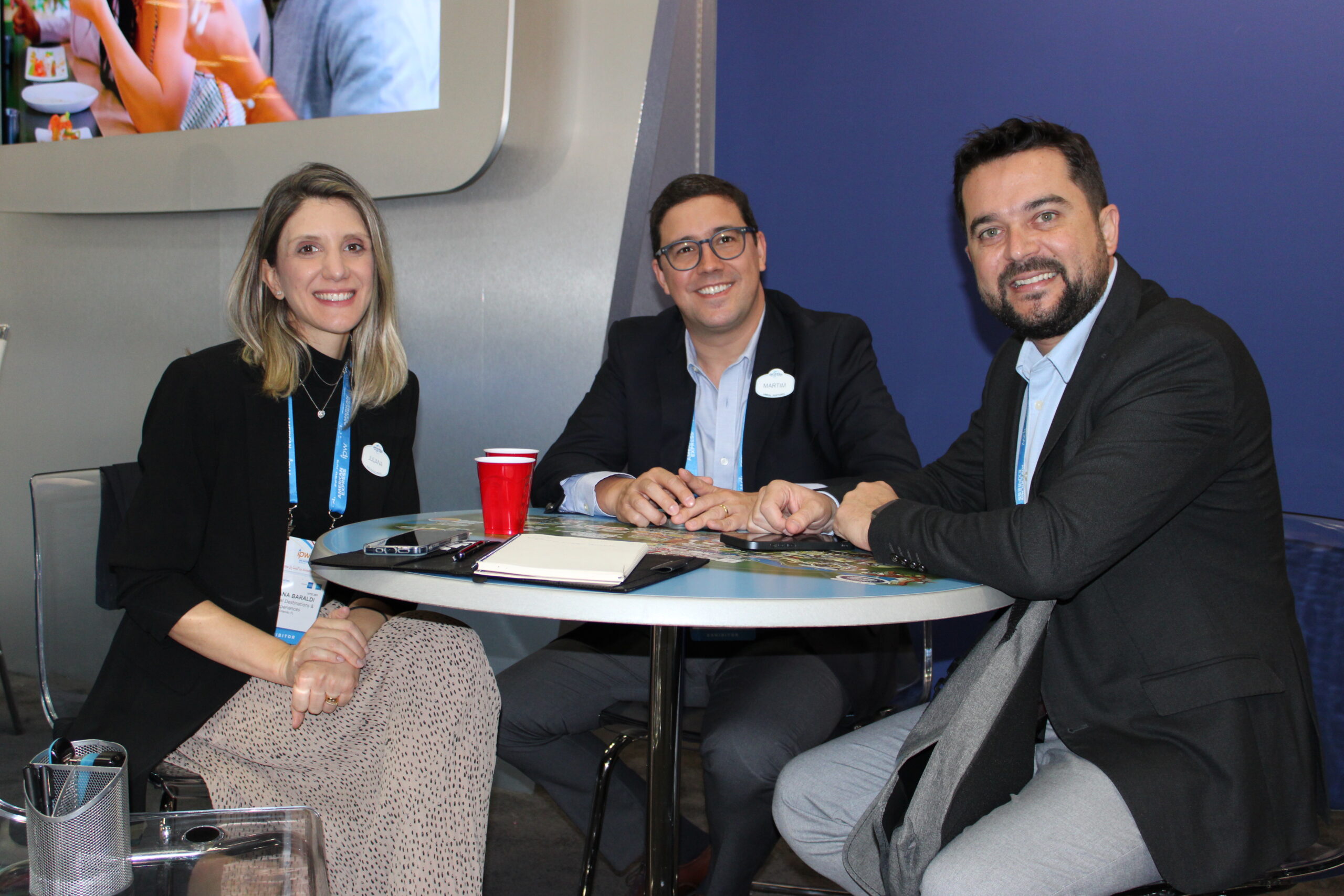Juliana Baraldi e Martin Diniz, da Universal, com Waldemir Junior, da Orinter Juliana Baraldi e Martin Diniz, da Universal, com Waldemir Junior, da Orinter