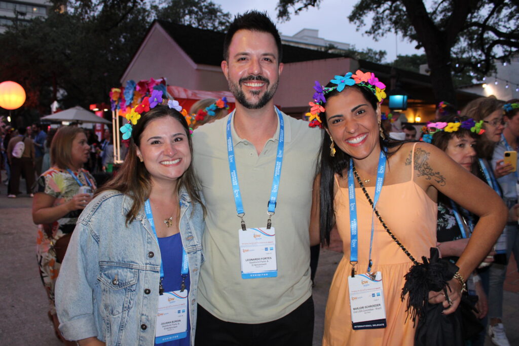 Juliana Bodin e Leonardo Fortes, do Seaworld, com Marjori Schroeder, da Imaginadora