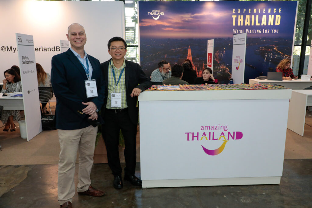 Lawrence Reinisch, do Turismo da Thailand e Lert Narongchaisakun, do Turismo da Tailândia