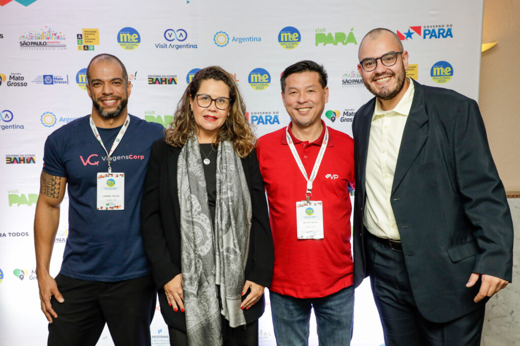 Leandro Polido, da ViagensCorp, Lisangela Pelegrino, do Pestana, Valter Onishi, da ViagensPromo, e Paulo Ferreira, do Hotel Pestana