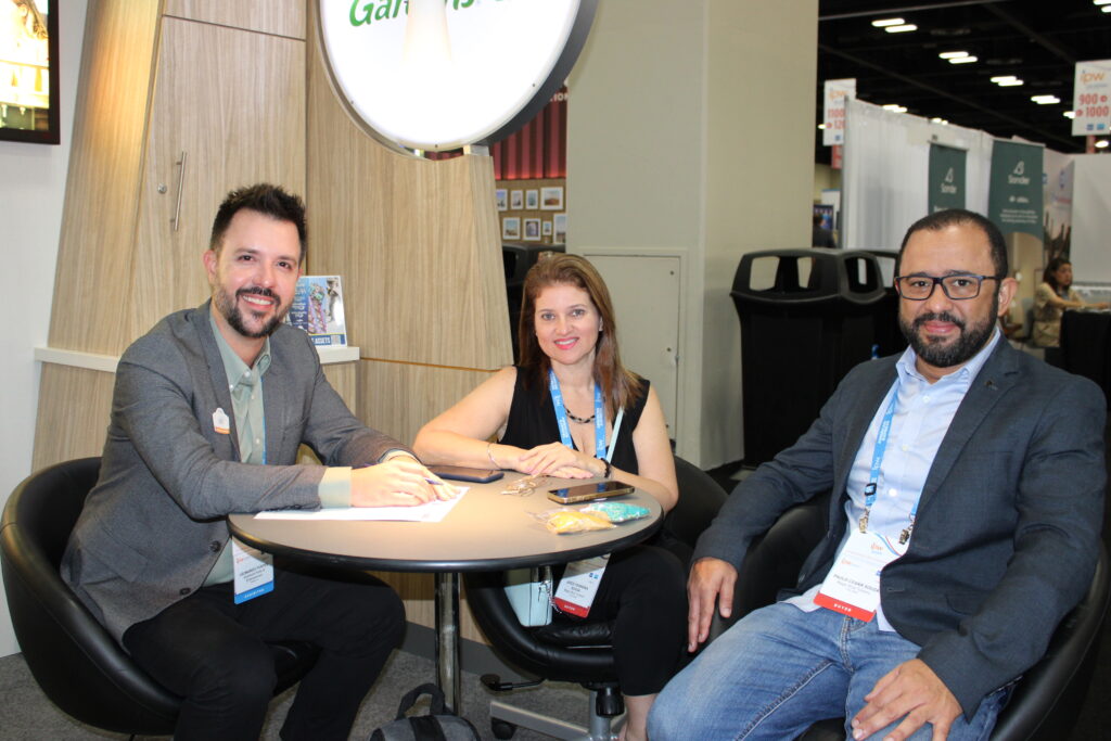 Leonardo Fortes, do SeaWorld, com Joice e Paulo Souza, da Magic Blue