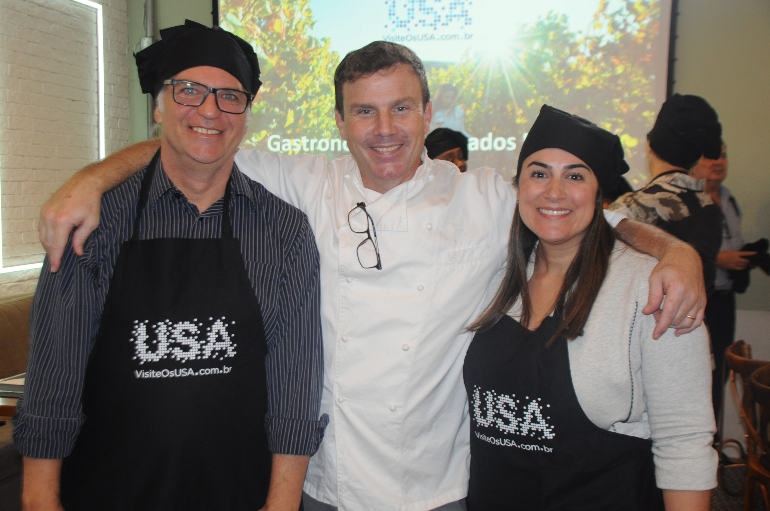 Leonardo Millen, da Go Where, o chef James Simpkins e Luiza Leopoldo, da Smiles Viagens Leonardo Millen, da Go Where, o chef James Simpkins e Luiza Leopoldo, da Smiles Viagens