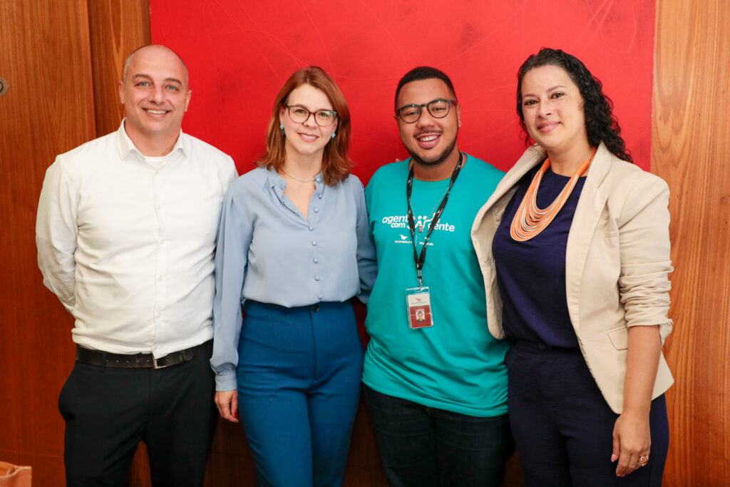 Lucas Camargo, da Ancoradouro, entre Cristiano Ferri, Viviane Simão e Ivana Tenório da Silva, da Amadeus