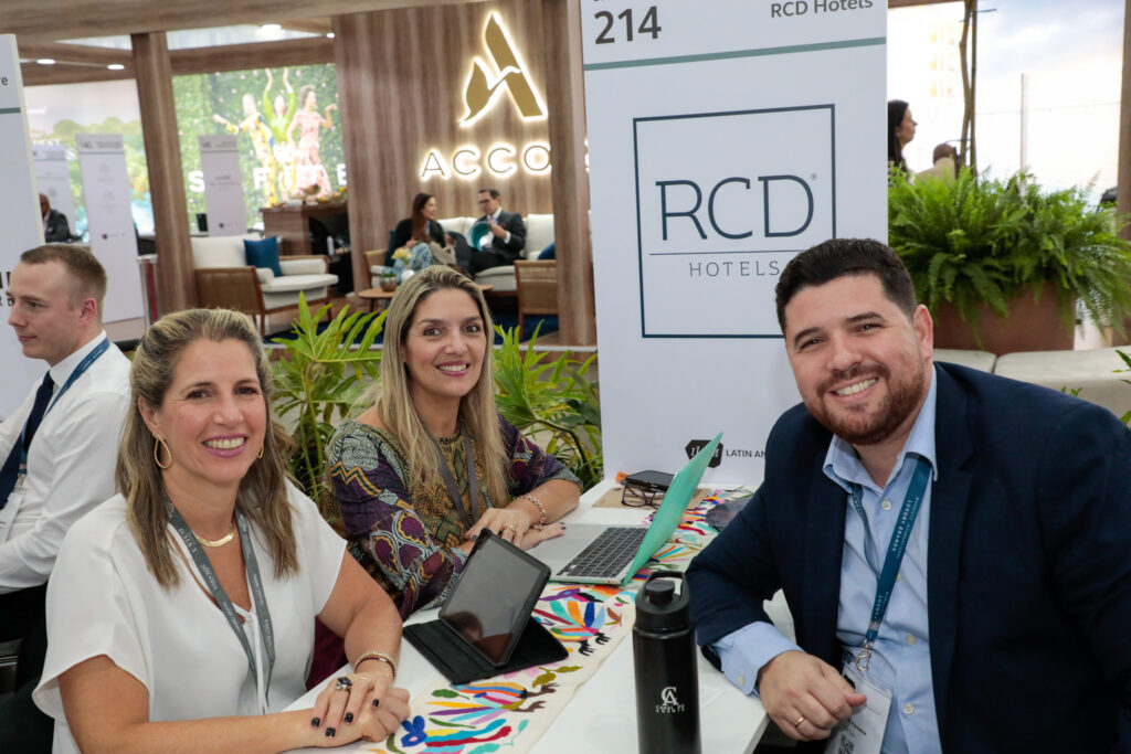 Luciana Nasser e Carla Cecchele, da RCD Hotel, com Gustavo Ferreira, da Five Tour