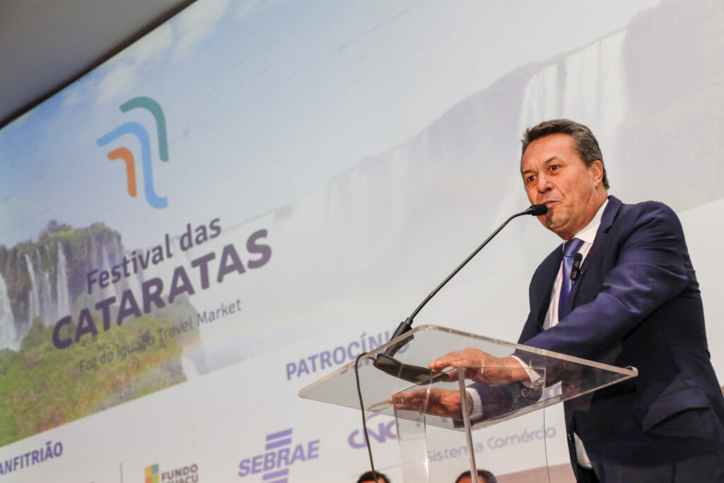 Márcio Nunes, secretário de turismo do Estado do Paraná durante abertura do Festival das Cataratas