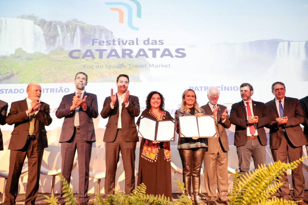 Memorando de entendimento pra promover o turismo entre o Brasil e o Paraguai Festival das Cataratas 2023 reúne autoridades em cerimônia de abertura em Foz do Iguaçu