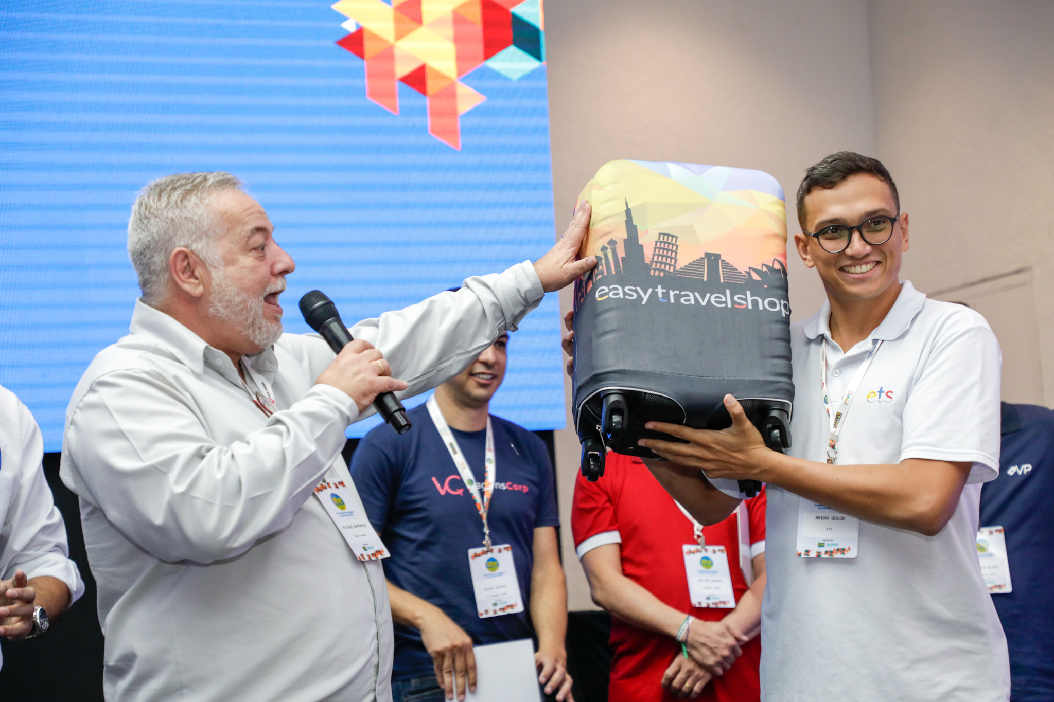 Michael Barkoczy e Breno Golob, atendente da ETS Michael Barkoczy e Breno Golob, atendente da ETS